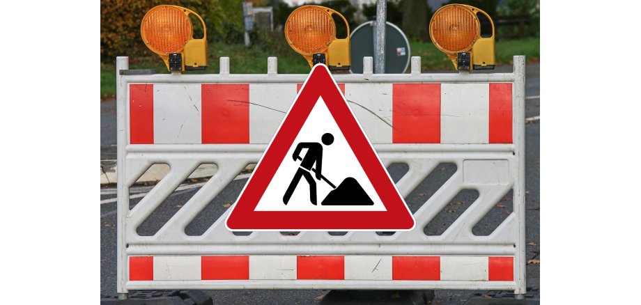Absperrbake mit Baustellenschild