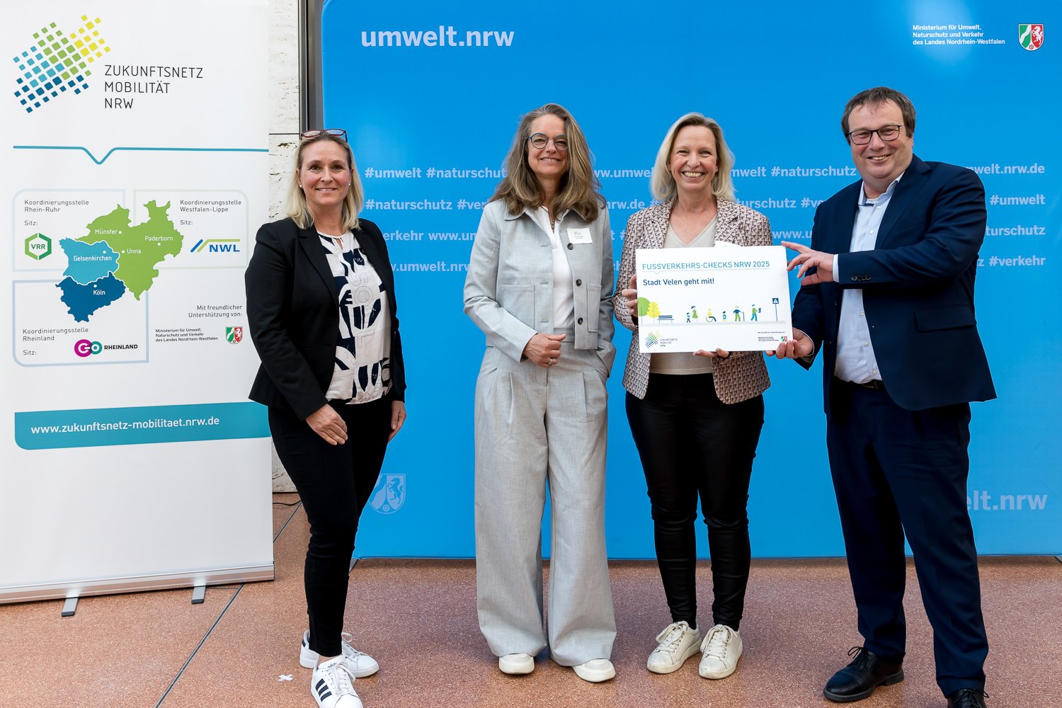 Zukunftsnetz Mobilität NRW „Fußverkehrs-Checks NRW 2025“ am 09.04.2025
im Ministerium für Umwelt, Naturschutz und Verkehr Urkundenübergabe an Bürgermeisterin Dagmar Jeske und Klimaschutzmanagerin Janet Dzengel durch Oliver Krischer, Minister für Umwelt, Naturschutz und Verkehr NRW. © Smilla