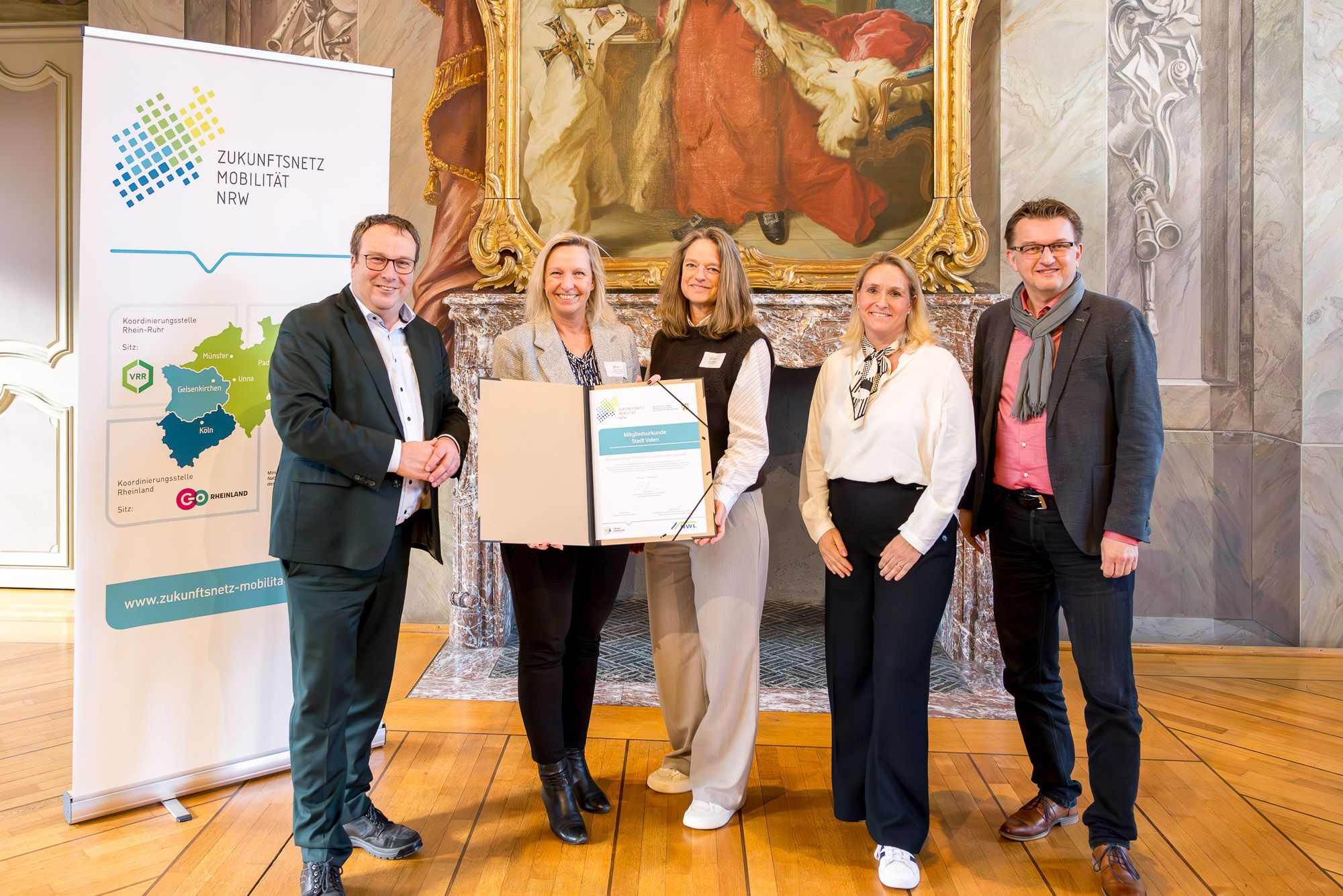 v. l.: Oliver Krischer (NRW-Verkehrsminister), Dagmar Jeske (Bürgermeisterin Velen), Janet Dzengel (Klimaschutzmanagerin Velen), Daniela Niestroy-Althaus (Leiterin Koordinationsstelle Westfalen-Lippe), Joachim Künzel (Geschäftsführer NLW)