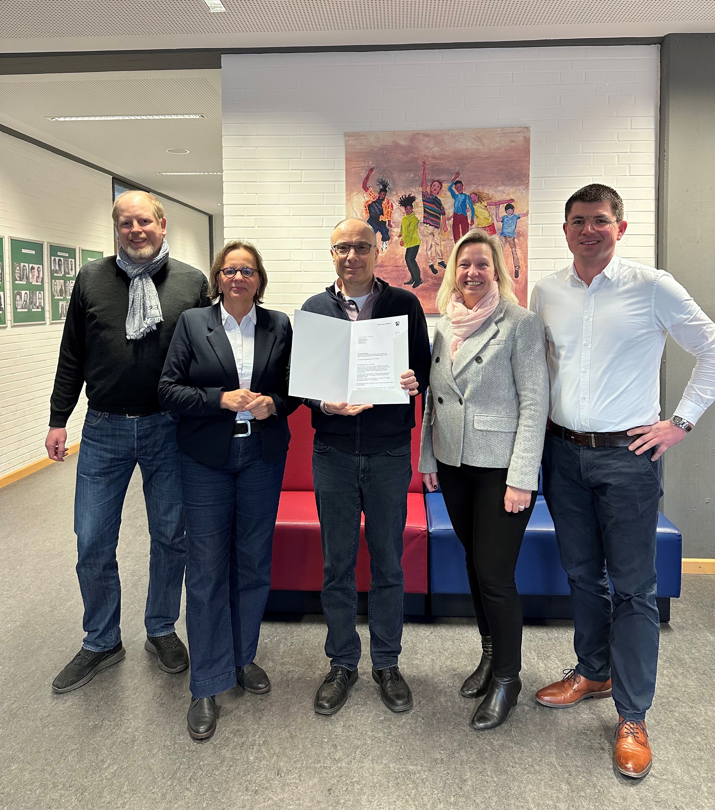 v.l. Erster Beigeordneter Thomas Brüggemann, Bürgermeisterin Anne Kortüm, stellv. Schulleiter Helge Kipp, Bürgermeisterin Dagmar Jeske und Erster Beigeordneter Marius Tegeler