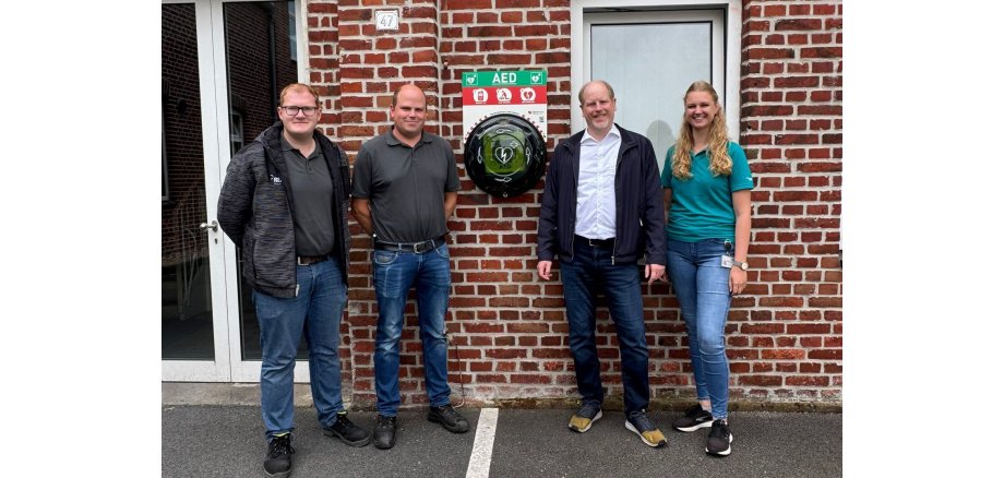 (v.l.n.r.) Mark Heermann , Dominik Heitmann, Dr. Thomas Brüggemann (Stadt Velen), Helena Schultewolter