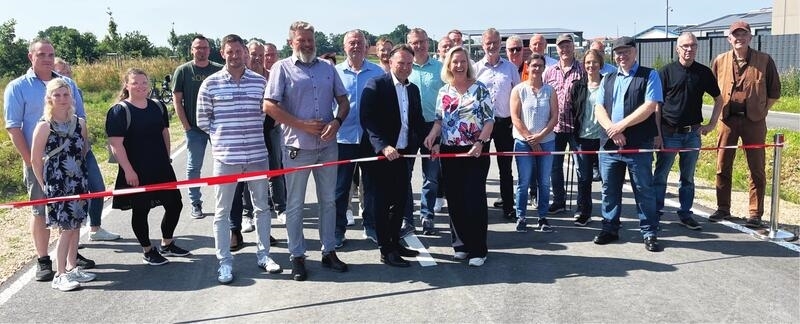 Landrat Dr. Kai Zwicker und Bürgermeisterin Dagmar Jeske (vorne Bildmitte) haben jetzt im Beisein von Anliegern sowie Vertretern der beteiligten Behörden, Büros und der Baufirma die neue Entlastungsstraße K 11n in Velen eröffnet