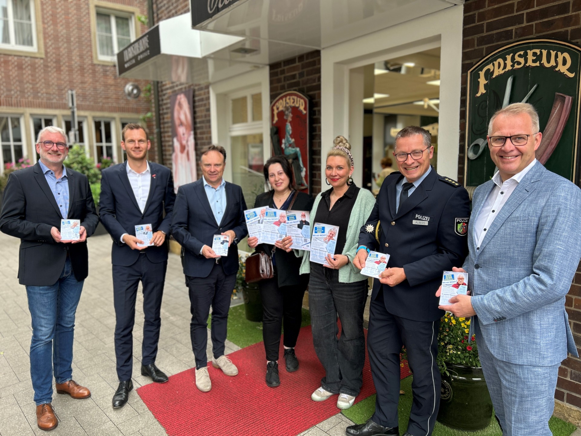 Bei der Vorstellung der neuen Terminzettel am Donnerstag, 05.06.2025, in Ahaus: Landrat Dr. Kai Zwicker (3.v.l.) und Abteilungsleiter Polizei Paul Albers ((2.v.r.) gemeinsam mit (v.l.) Dietmar Brüning (Kriminalkommissariat Kriminalprävention und Opferschutz), Jens Huchthausen (Geschäftsführer der Kreishandwerkerschaft Borken), Claudia Rouel (stellvertretende Obermeisterin der Friseur-Innung Westmünsterland), Sabine Etzrodt-Clermont (Obermeisterin der Friseur-Innung Ahaus) und Wolfgang Niehues (Bereichsdirektor der Sparkasse Westmünsterland)