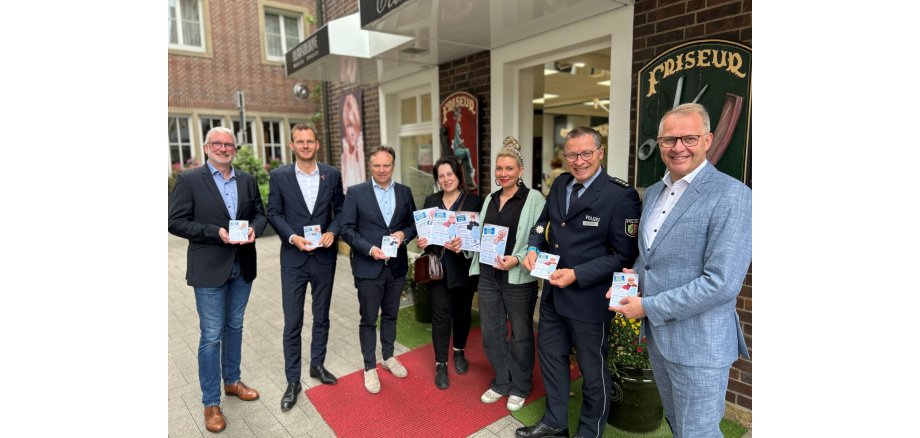 Bei der Vorstellung der neuen Terminzettel am Donnerstag, 05.06.2025, in Ahaus: Landrat Dr. Kai Zwicker (3.v.l.) und Abteilungsleiter Polizei Paul Albers ((2.v.r.) gemeinsam mit (v.l.) Dietmar Brüning (Kriminalkommissariat Kriminalprävention und Opferschutz), Jens Huchthausen (Geschäftsführer der Kreishandwerkerschaft Borken), Claudia Rouel (stellvertretende Obermeisterin der Friseur-Innung Westmünsterland), Sabine Etzrodt-Clermont (Obermeisterin der Friseur-Innung Ahaus) und Wolfgang Niehues (Bereichsdirektor der Sparkasse Westmünsterland)