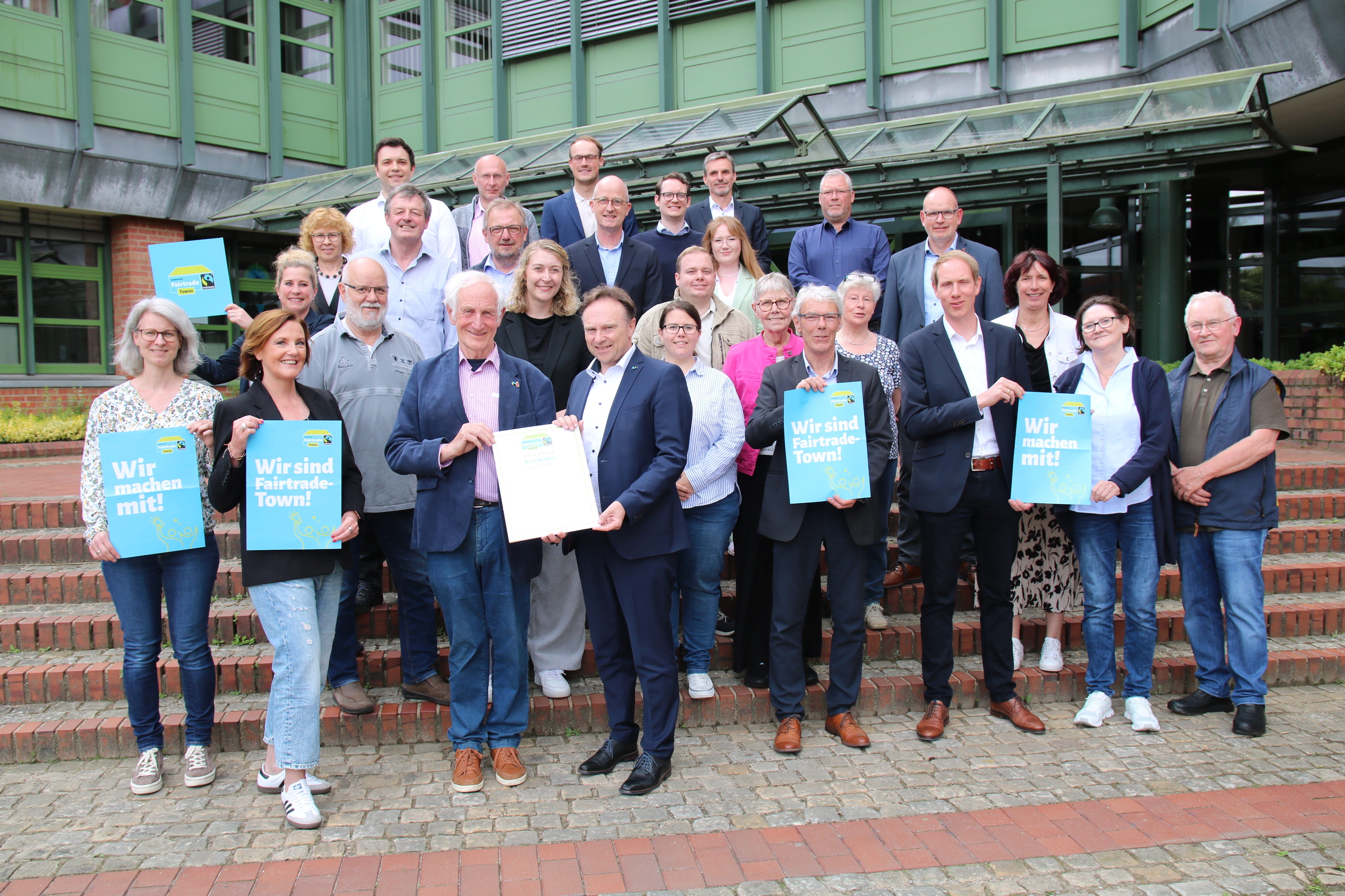 Manfred Holz (vorne 4. v. l.) vom Fairtrade Deutschland e.V.und Landrat Dr. Kai Zwicker (rechts daneben) und die Mitglieder des Ausschusses für Wirtschaft, Kreisentwicklung und Digitalisierung des Borkener Kreistages sowie der Steuerungsgruppe Fairtrade Kreis Borken