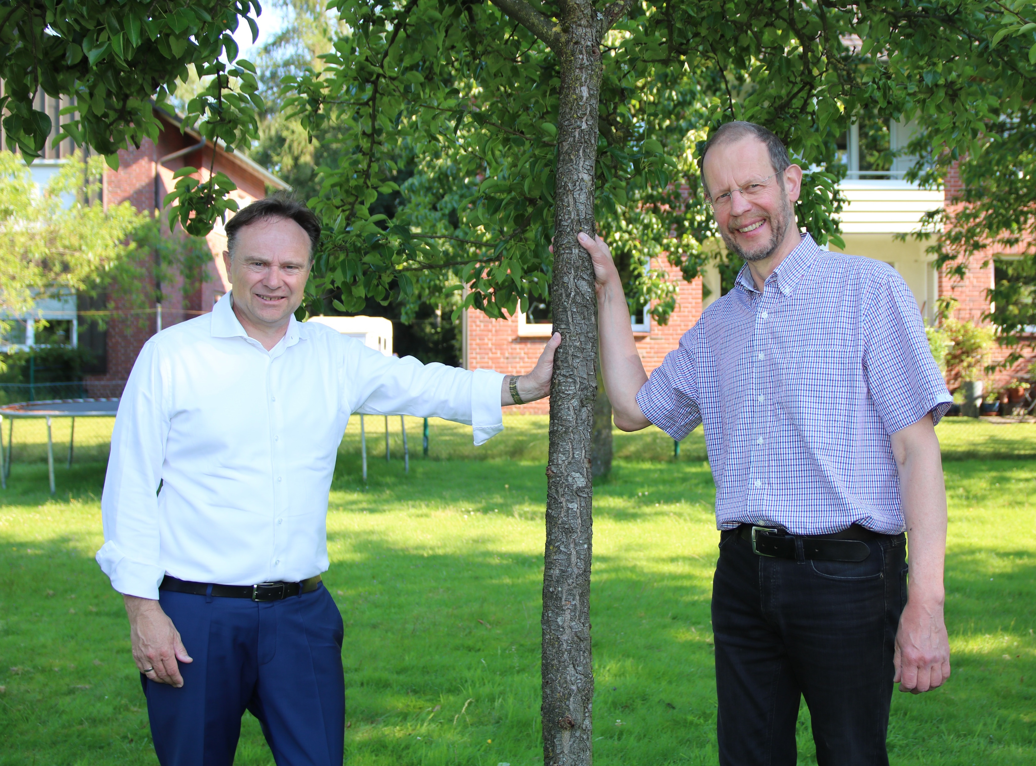 Landrat Dr. Kai Zwicker (li.) und NFG-Vorsitzender Martin Hillenbrand weisen darauf hin, dass die NFG nun auch Pflanzungen der Hochstamm-Obstbäume in den Gärten innerorts der kreiseigenen Städte und Gemeinden unterstützt.