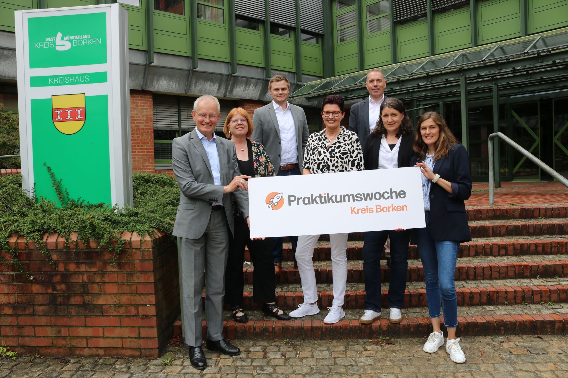 Die Steuerungsgruppe „Kein Abschluss ohne Anschluss“ im Kreis Borken weist auf das Ferienpraktikum NRW hin (v. li.): Kreisdirektor Dr. Ansgar Hörster, Elisabeth Büning (Fachbereichsleiterin Bildung, Schule, Kultur und Sport), Simon Wehrmeister (IHK), Susanne Lökes (stellv. Leitung des „Jobcenters im Kreis Borken“), Daniel Janning (Kreishandwerkerschaft Borken), Kerstin Schmitt und Katharina Reinert (beide WFG).