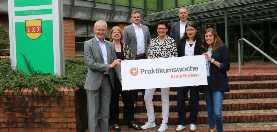 Die Steuerungsgruppe „Kein Abschluss ohne Anschluss“ im Kreis Borken weist auf das Ferienpraktikum NRW hin (v. li.): Kreisdirektor Dr. Ansgar Hörster, Elisabeth Büning (Fachbereichsleiterin Bildung, Schule, Kultur und Sport), Simon Wehrmeister (IHK), Susanne Lökes (stellv. Leitung des „Jobcenters im Kreis Borken“), Daniel Janning (Kreishandwerkerschaft Borken), Kerstin Schmitt und Katharina Reinert (beide WFG).